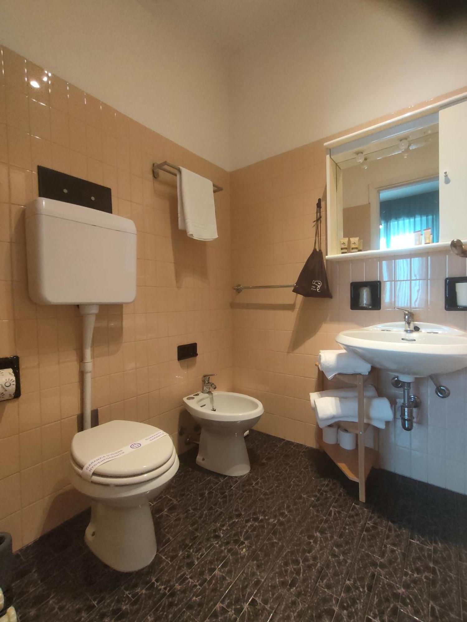 Albergo La Pescatrice Moniga del Garda Phòng bức ảnh